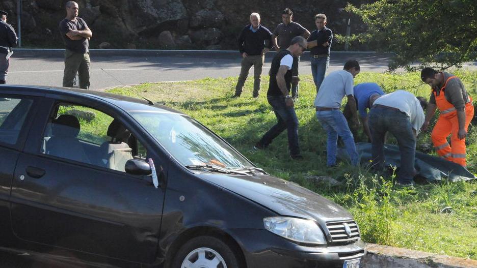 Cerca di bloccare l’auto in discesa ristoratore muore schiacciato