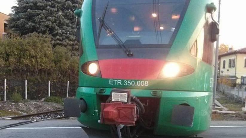 La sbarra non scende e un’ auto si schianta contro il treno