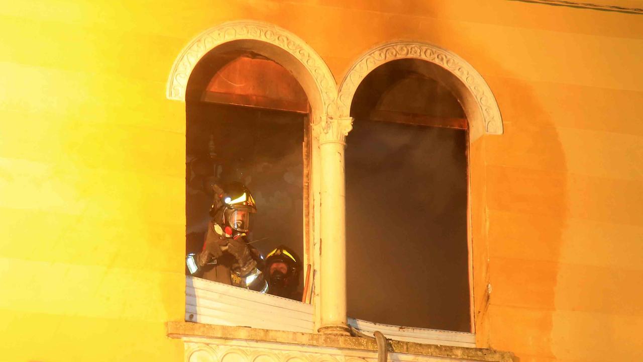 Scandiano, incendio in casa: il padre 85enne salva il figlio disabile