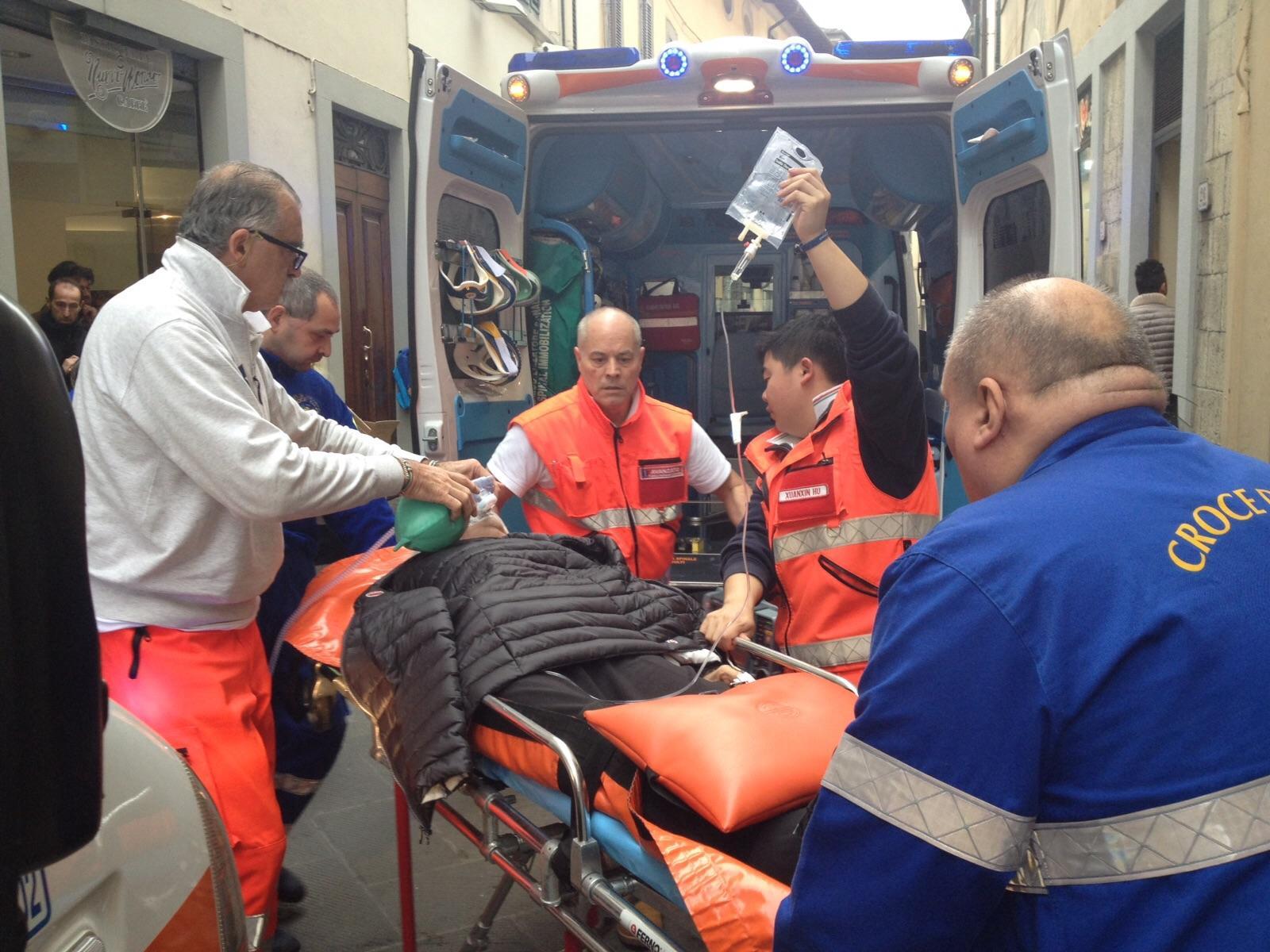 I soccorsi alla donna che si è sentita male in via Garibaldi (foto Batavia)