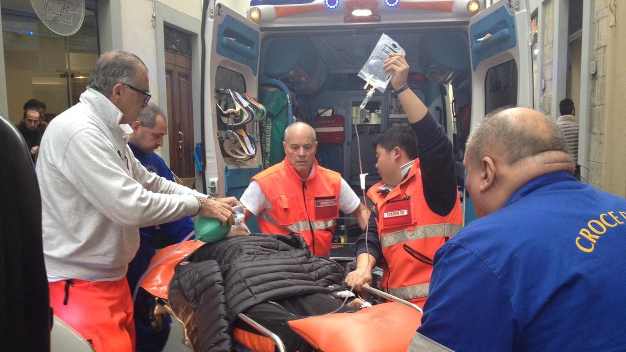 I soccorsi alla donna che si è sentita male in via Garibaldi (foto Batavia)