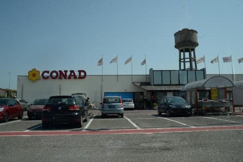 Il supermercato Conad di San Romano (Foto d'archivio)