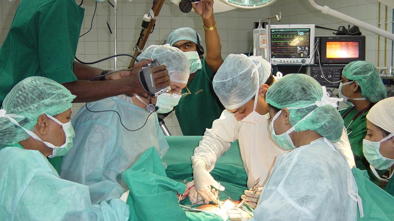 Medici in sala operatoria