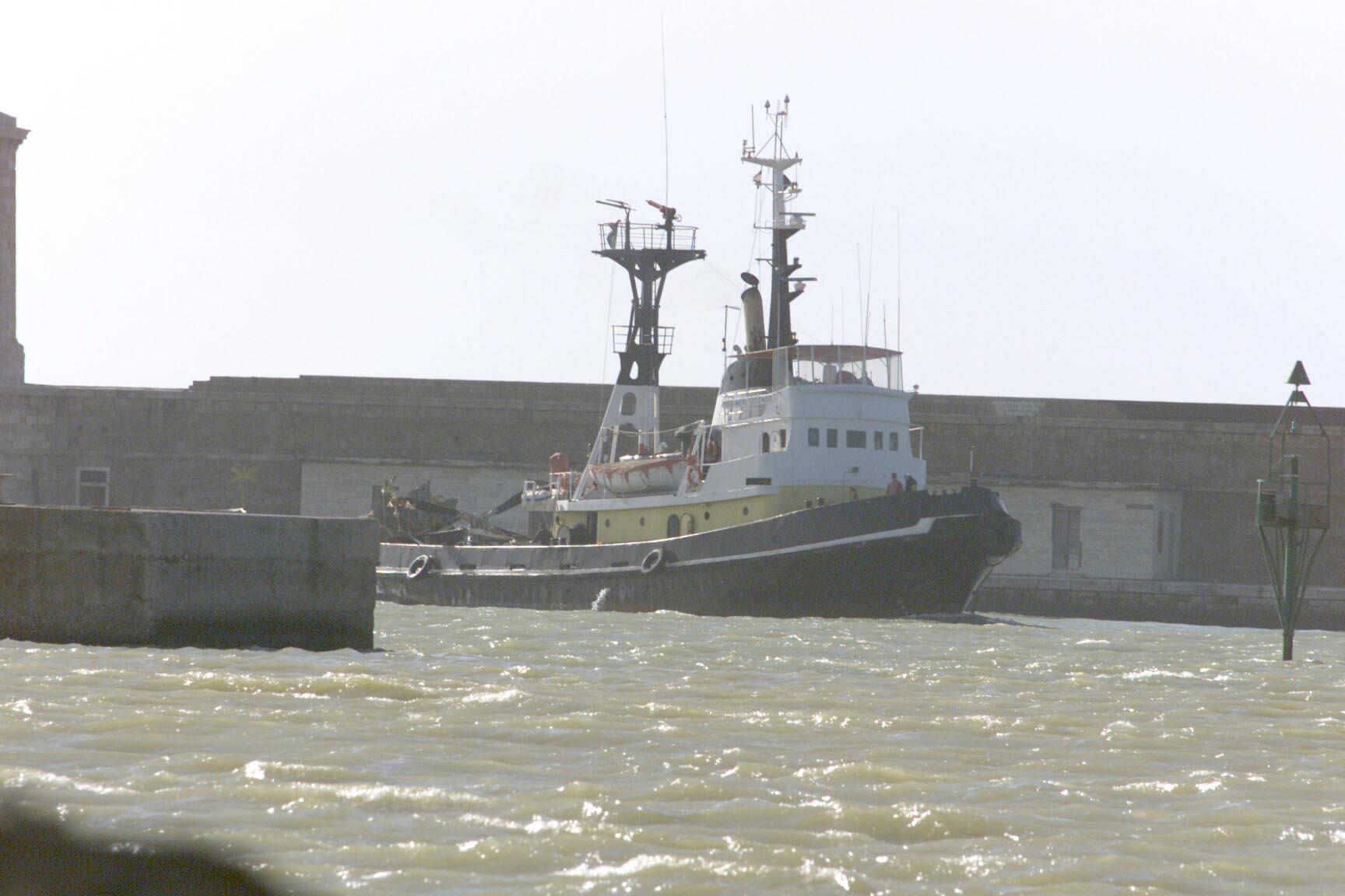 Un rimorchiatore del gruppo Neri all'imboccatura sud del porto