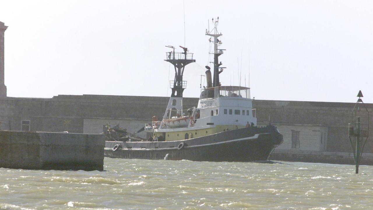 Un rimorchiatore del gruppo Neri all'imboccatura sud del porto