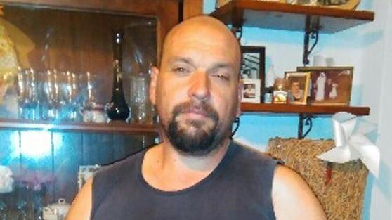 Azzannato dal cane, gli spara e lo uccide