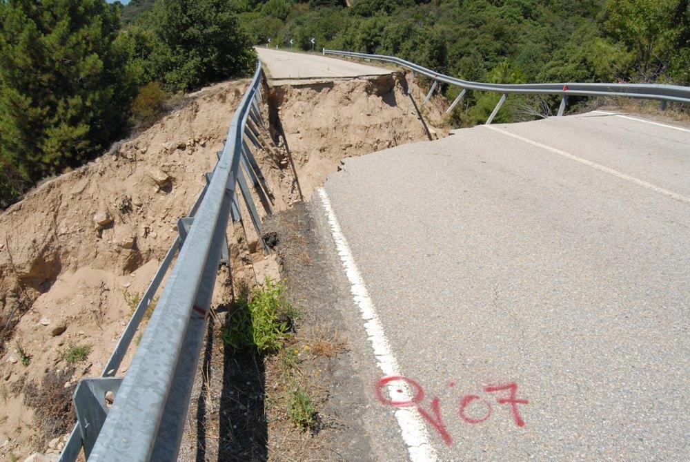 La strada interrotta a Monte Pino