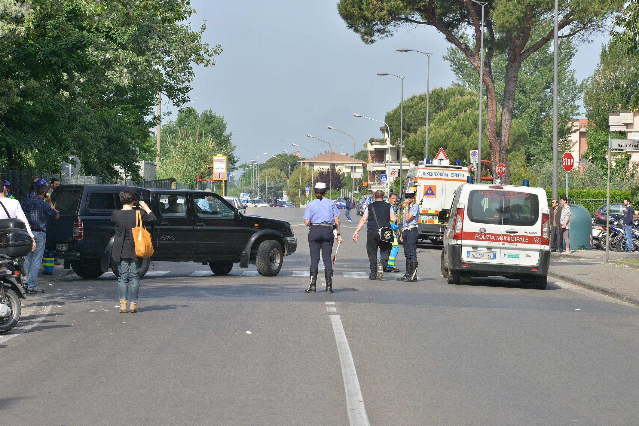 Polizia municipale in via Sanzio a Empoli (foto d'archivio)