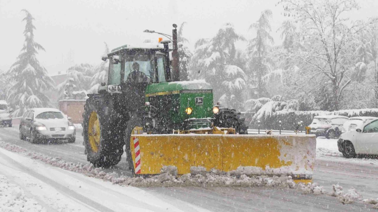 Piano neve a Modena: il Comune potenzia i mezzi, ma chiede di più ai cittadini