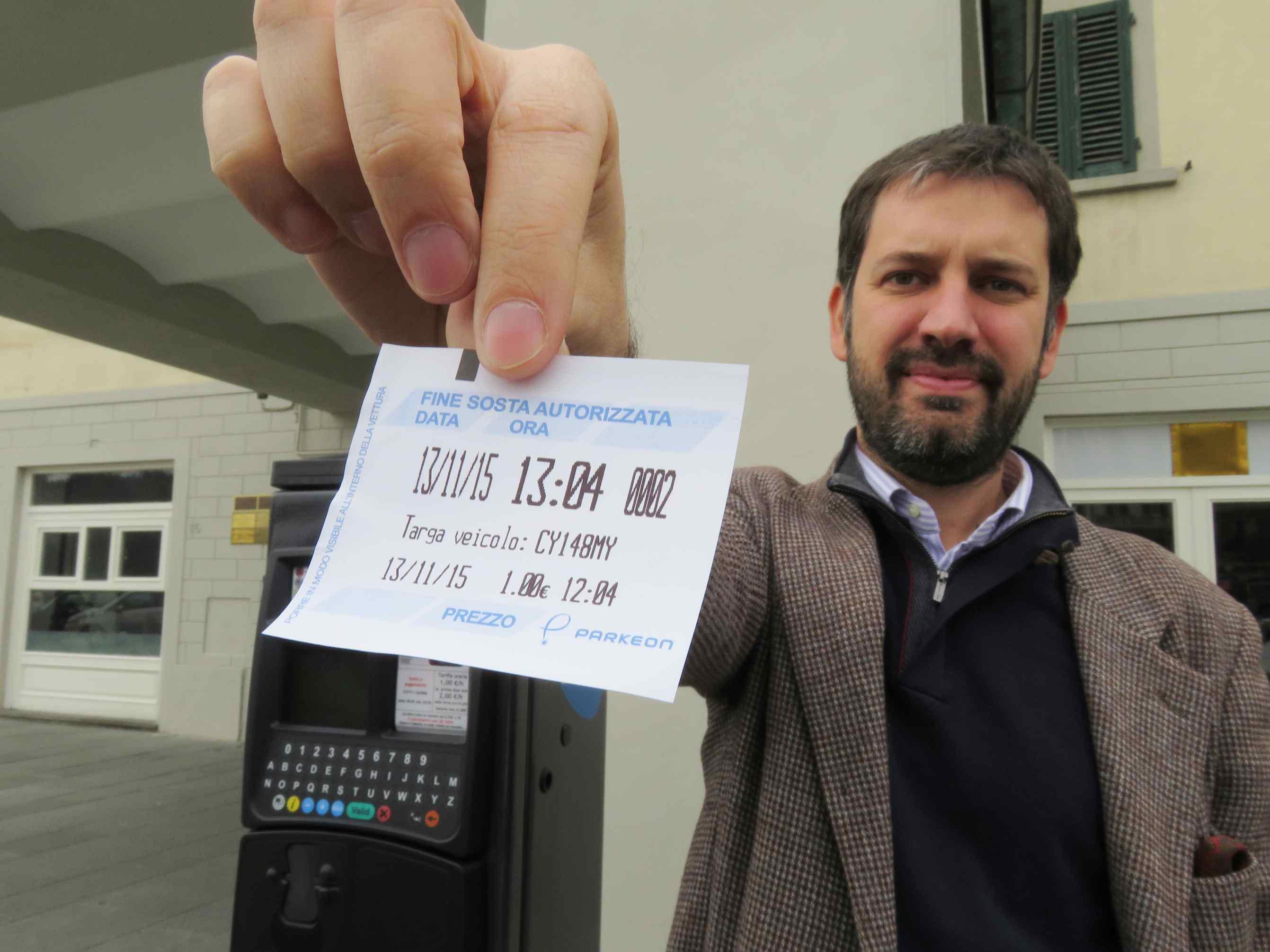 L'assessore alla Mobilità Filippo Alessi mostra il ticket con la targa