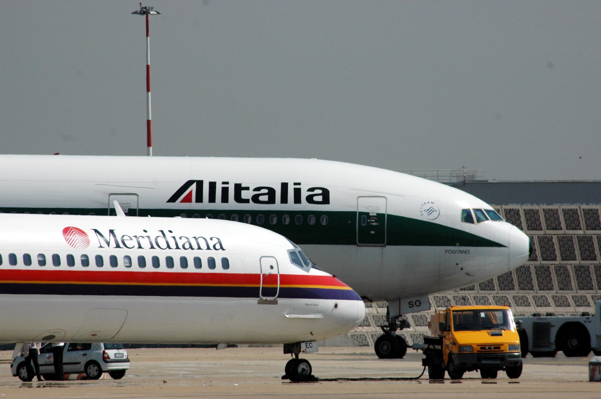 Aerei di Alitalia e Meridiana in pista