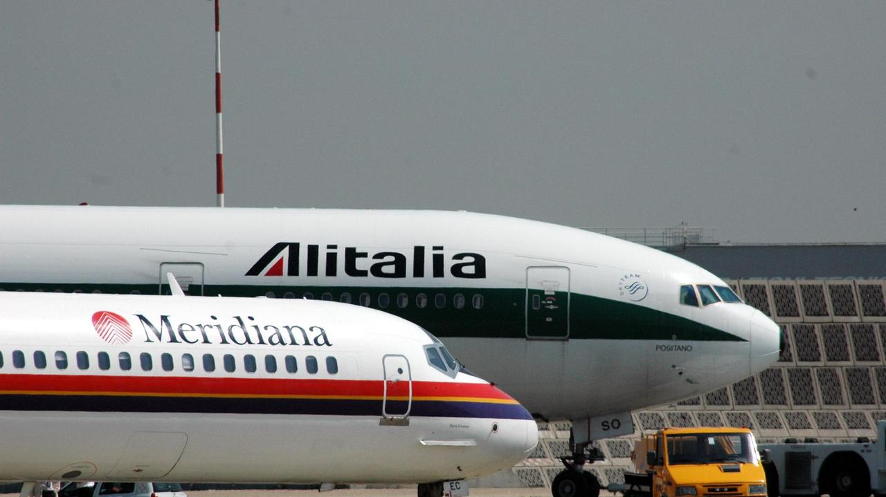 Aerei di Alitalia e Meridiana in pista