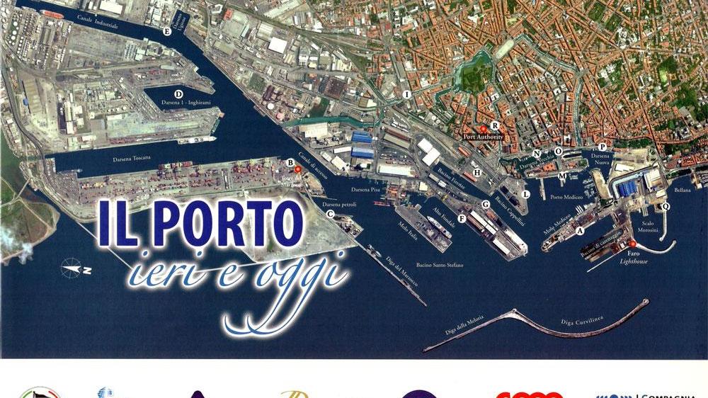 Il porto di Livorno ieri e oggi: foto a confronto. Gli scatti in regalo con Il Tirreno in edicola