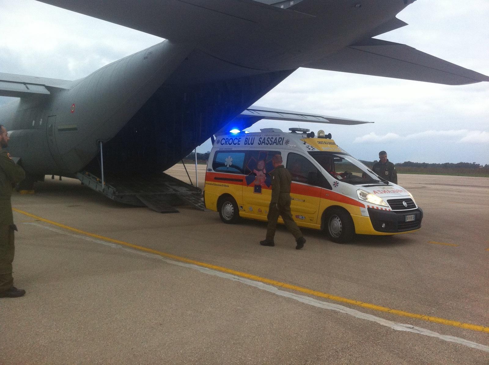 L'ambulanza sbarca dal C130J