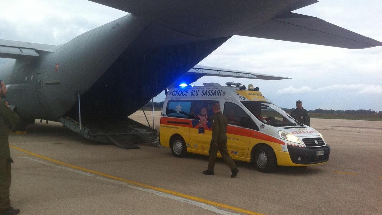 L'ambulanza sbarca dal C130J