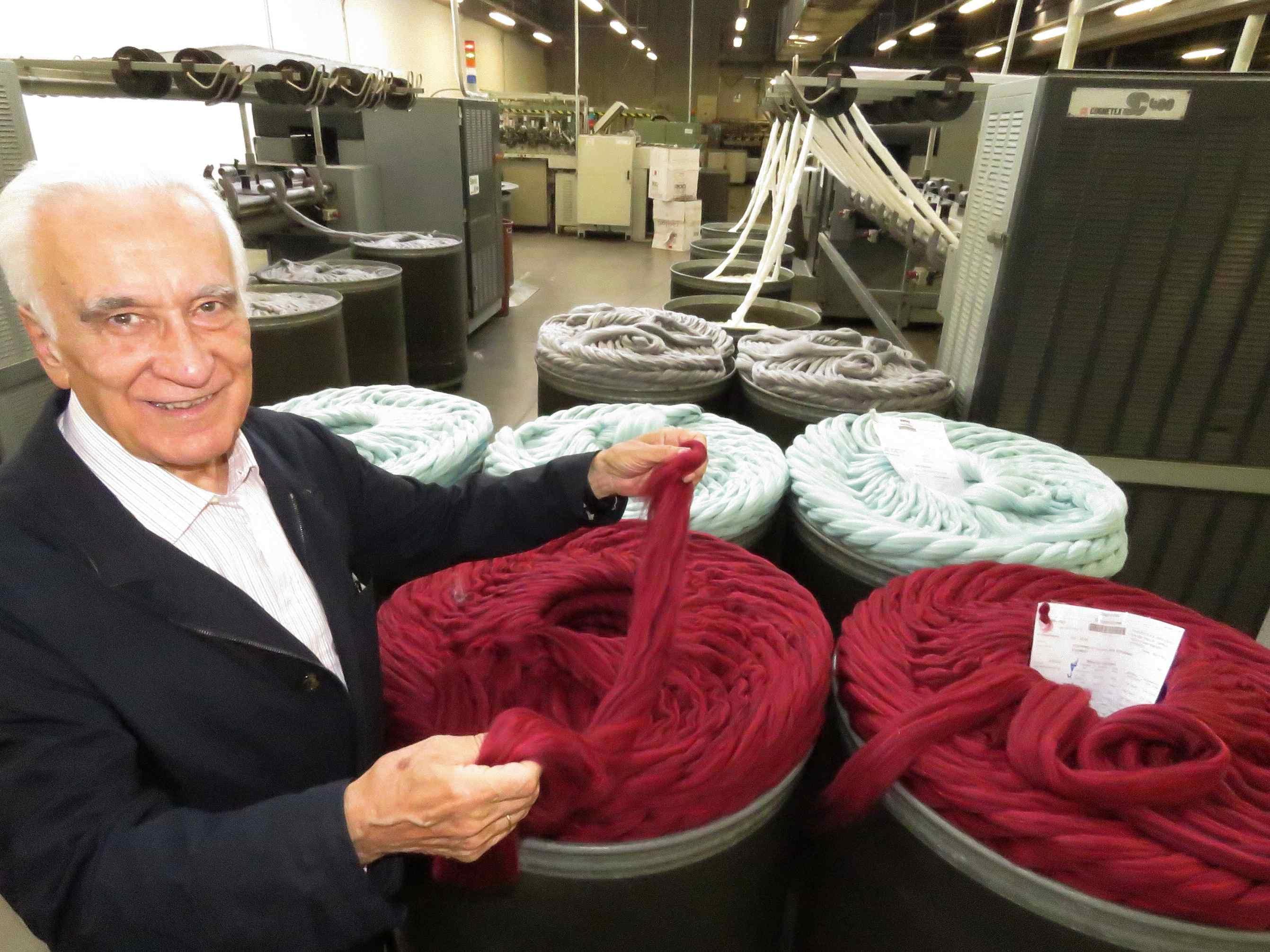 Leandro Gualtieri nella filatura a pettine dell'azienda Filpucci (foto Batavia)