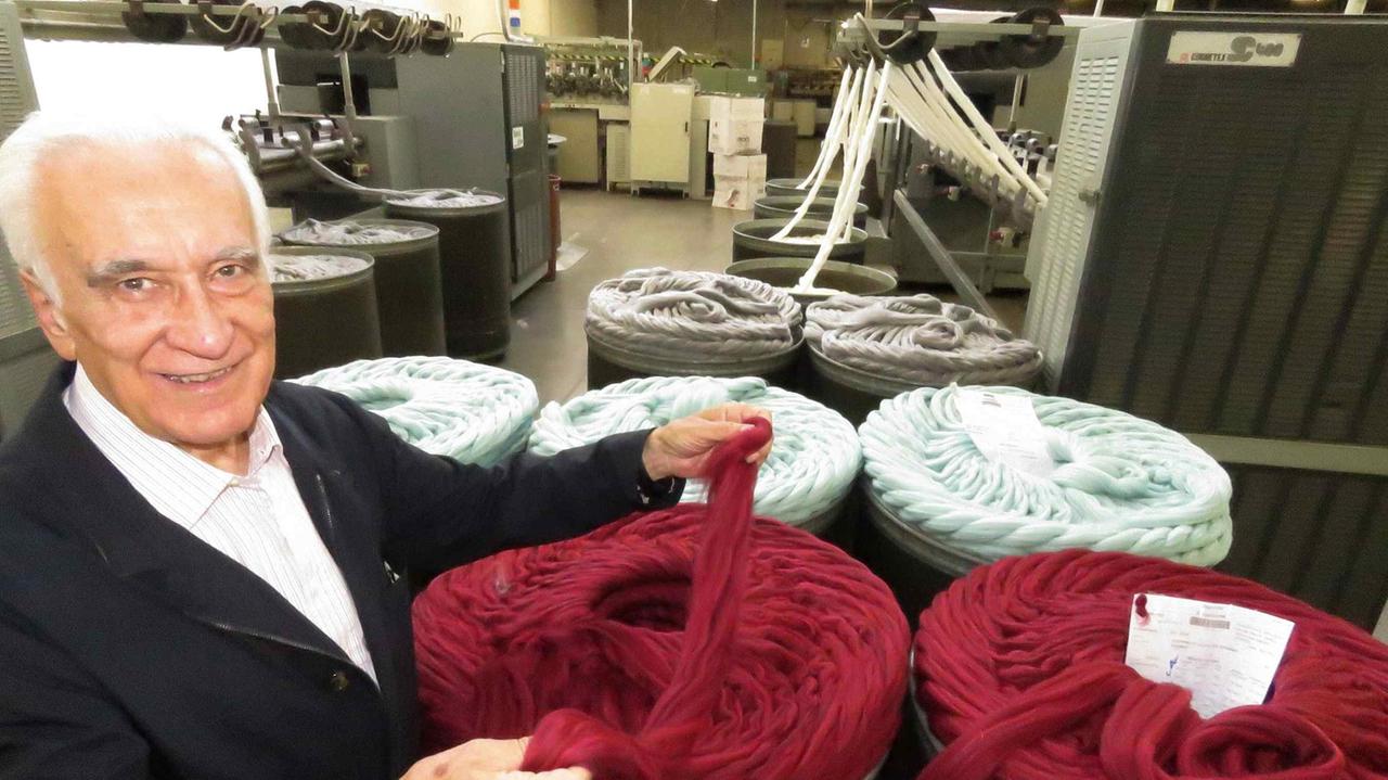 Leandro Gualtieri nella filatura a pettine dell'azienda Filpucci (foto Batavia)