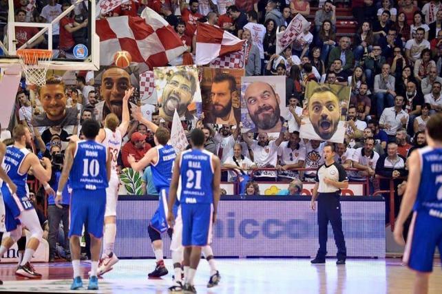 I maxiselfie nella curva dei tifosi del Pistoia Basket