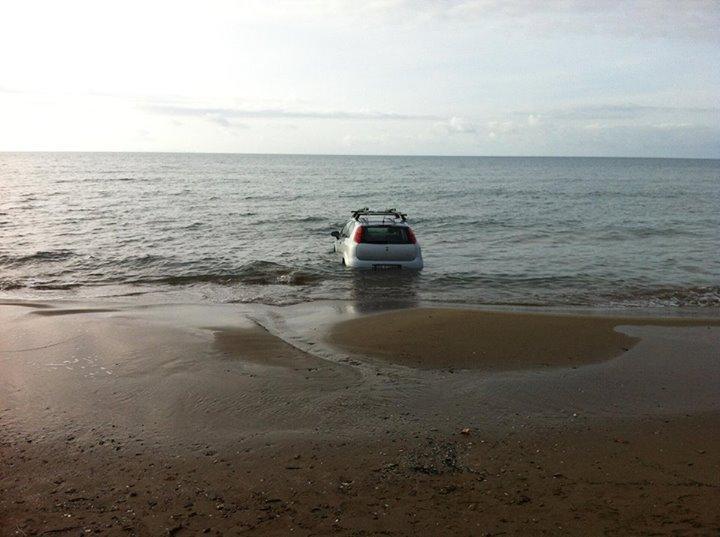 L'auto finita in mare