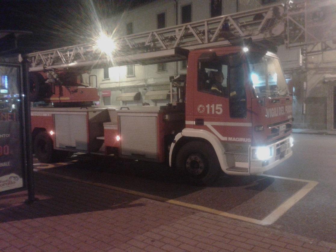 La squadra dei vigili del fuoco in piazza Sforzini a Ardenza