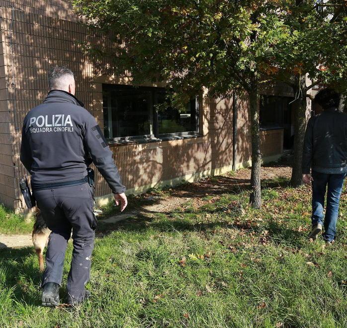 Droga gettata dalle finestre di scuola 