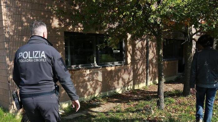 Droga gettata dalle finestre di scuola