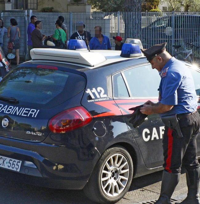 Trovato intorno alle auto con un coltello, ventinovenne denunciato dai carabinieri 