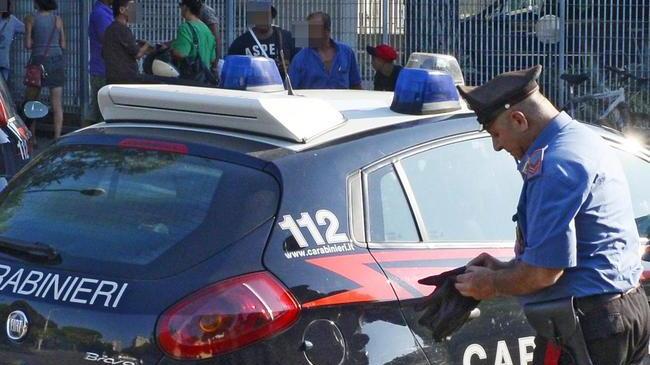 Trovato intorno alle auto con un coltello, ventinovenne denunciato dai carabinieri