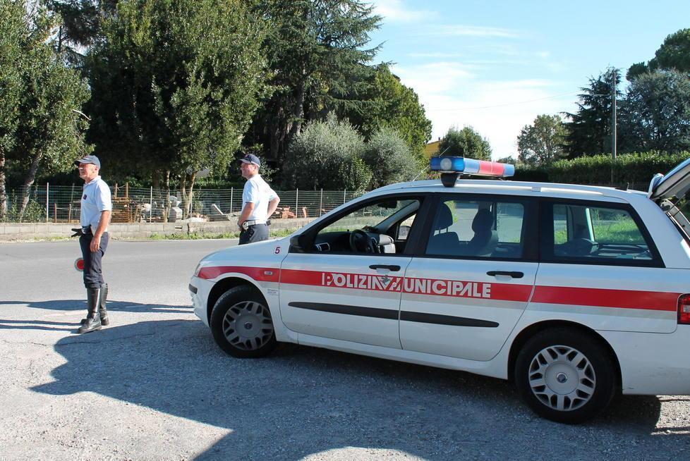 Auto rovesciata, paura per due donne in gravidanza
