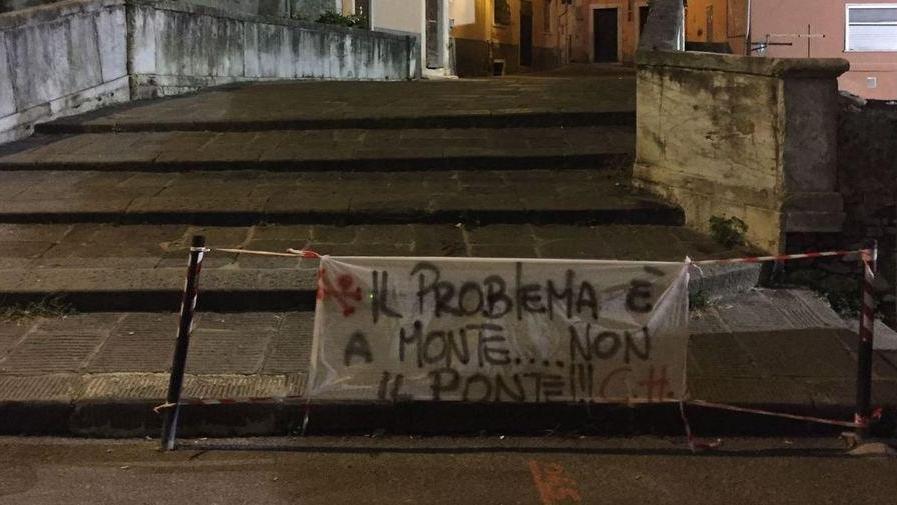 Protesta contro demolizione ponti