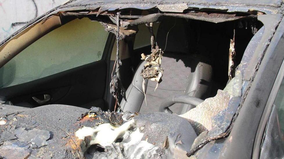 Rogo in via Cecconi va a fuoco un carrello distrutte tre macchine