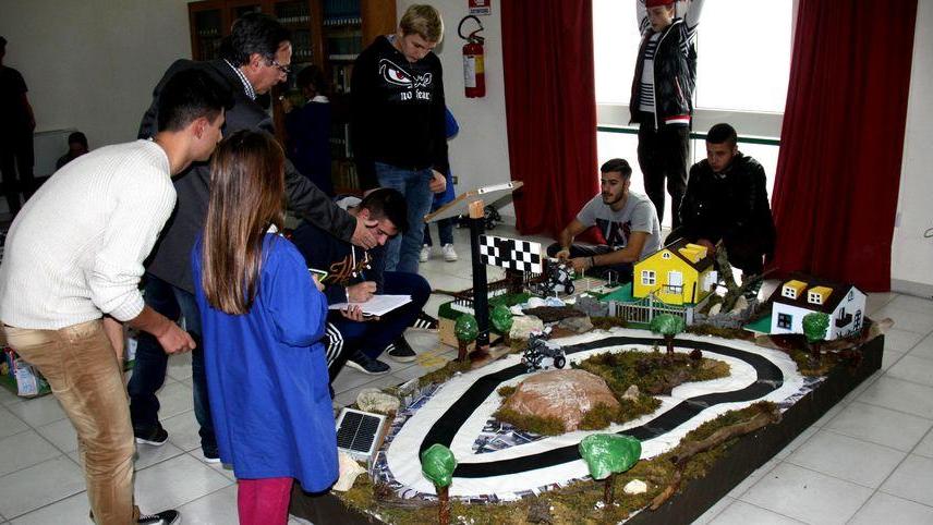 Gara tra robot: all’Ipia la tecnologia diventa un gioco da bambini