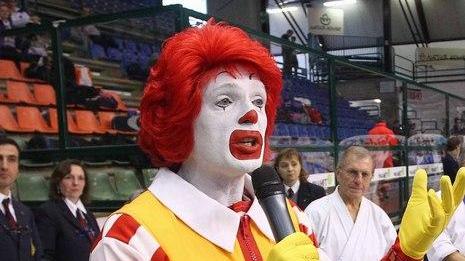 Ronald McDonald pronto a fare festa con il karate