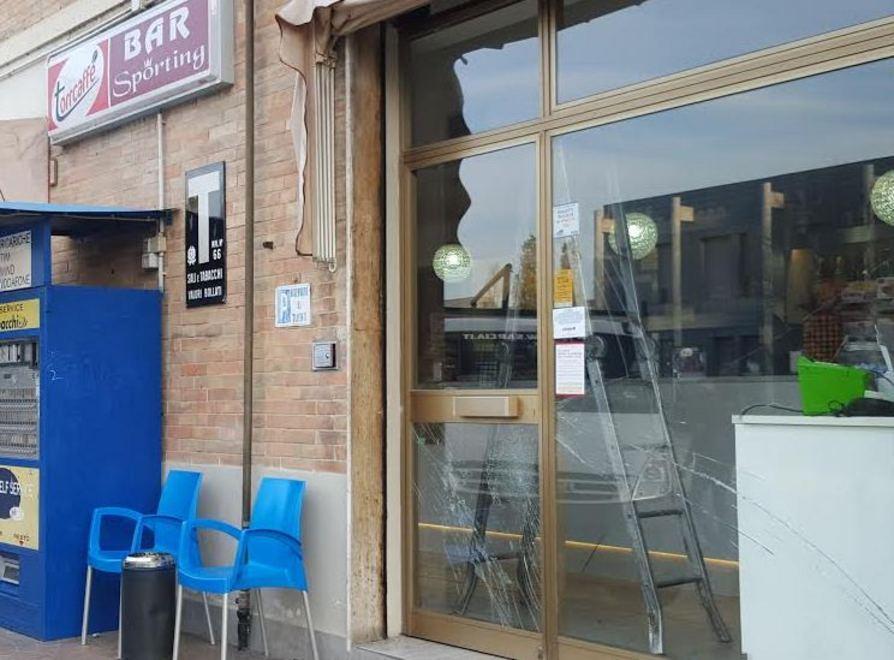 Si affaccia e i ladri le puntano la pistola 