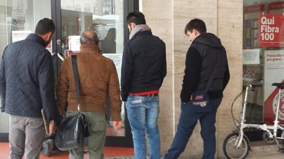 I dipendenti del punto vendita Vodafone rimasti fuori dal negozio