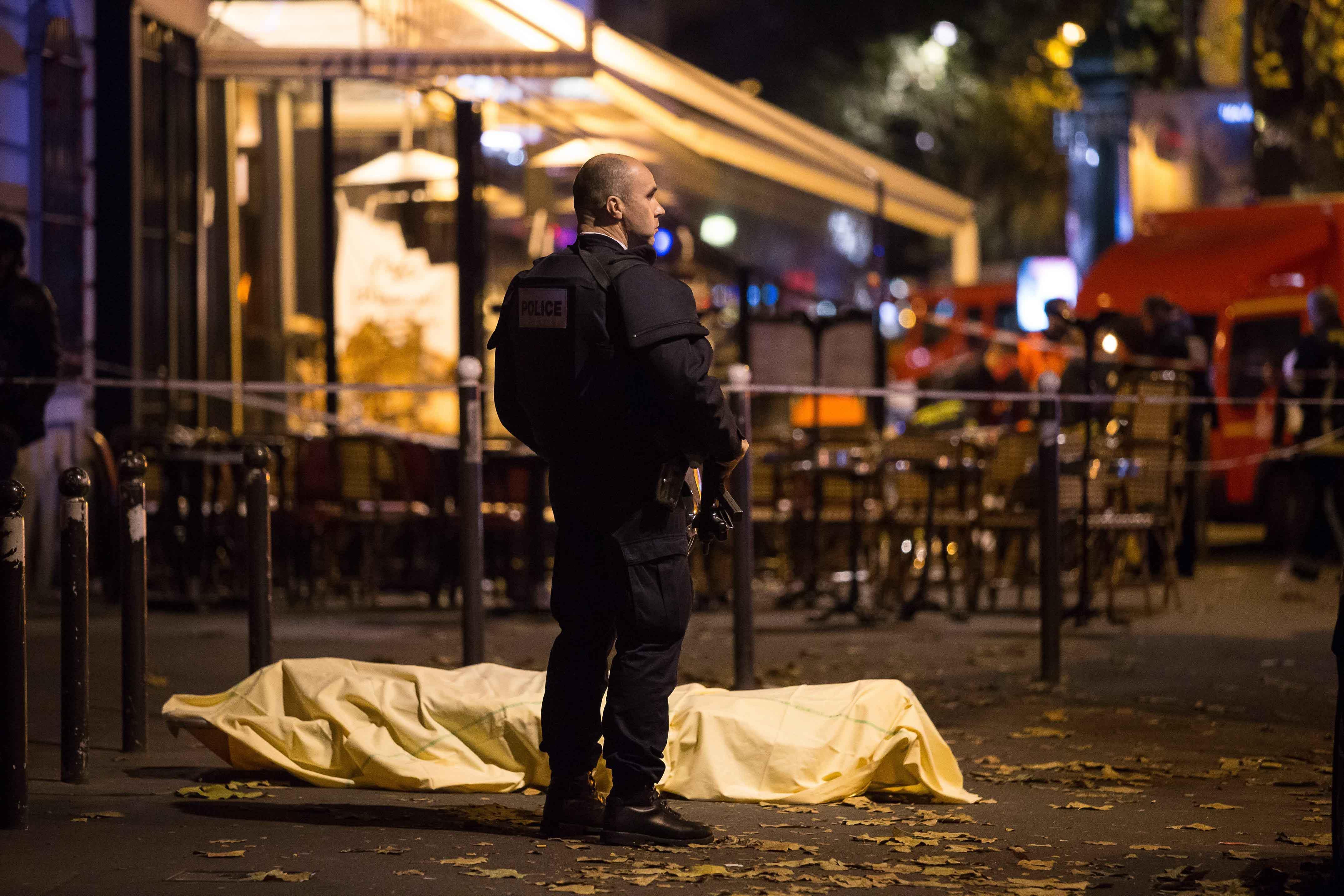 Una delle vittime degli attacchi terroristici a Parigi
