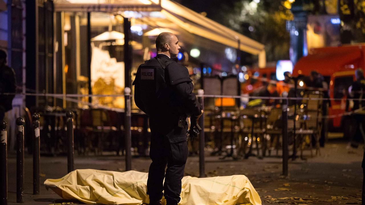 Una delle vittime degli attacchi terroristici a Parigi