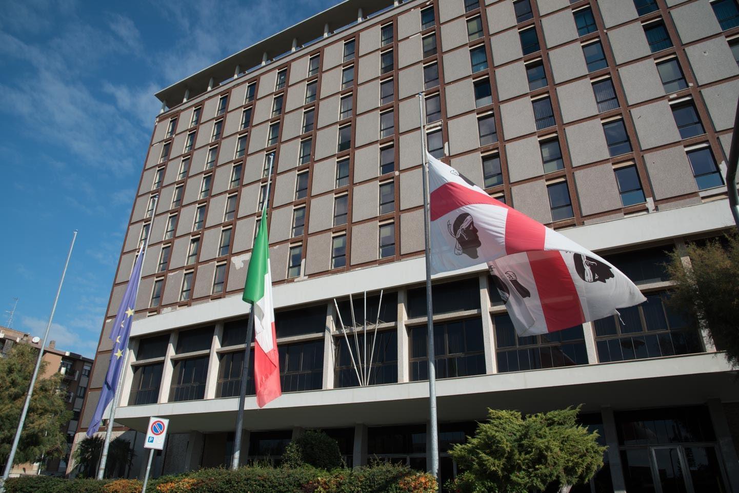Parigi, bandiere a mezz'asta negli uffici regionali della Sardegna