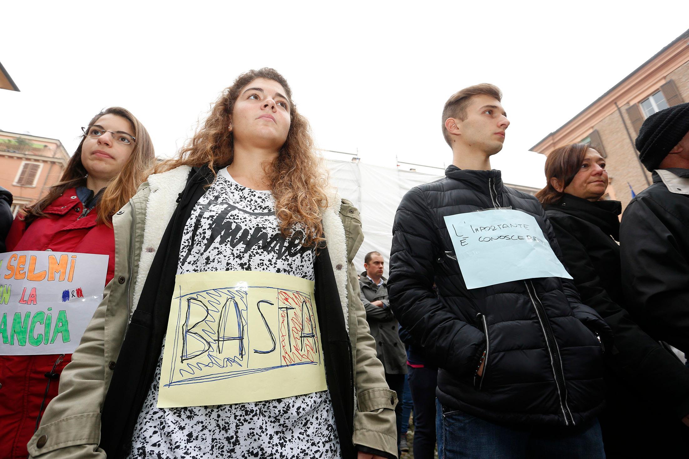 Strage di Parigi, presidio davanti al Sacrario di Modena per ricordare le vittime 