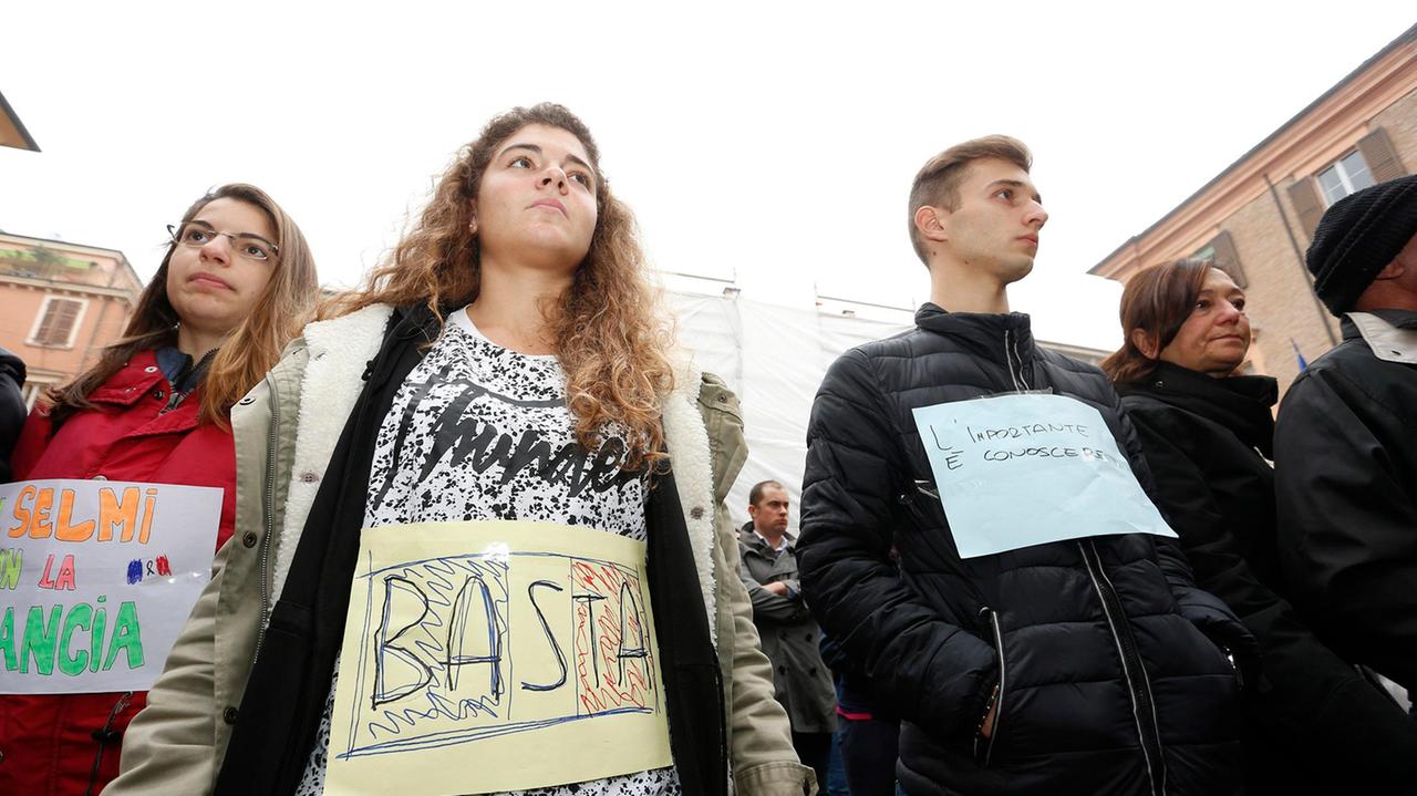 Strage di Parigi, presidio davanti al Sacrario di Modena per ricordare le vittime