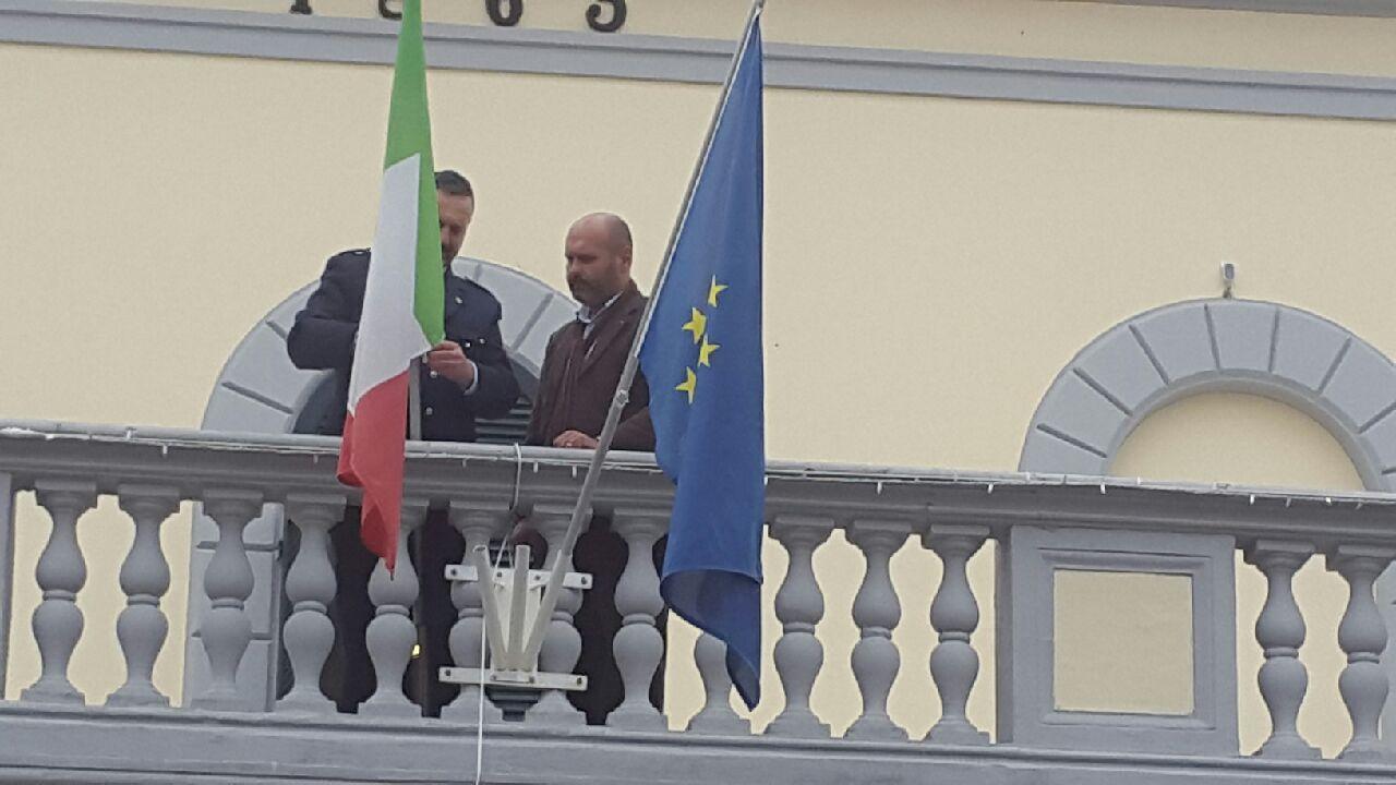 Il sindaco Lippi mentre lista a lutto le bandiere del Comune Vecchio