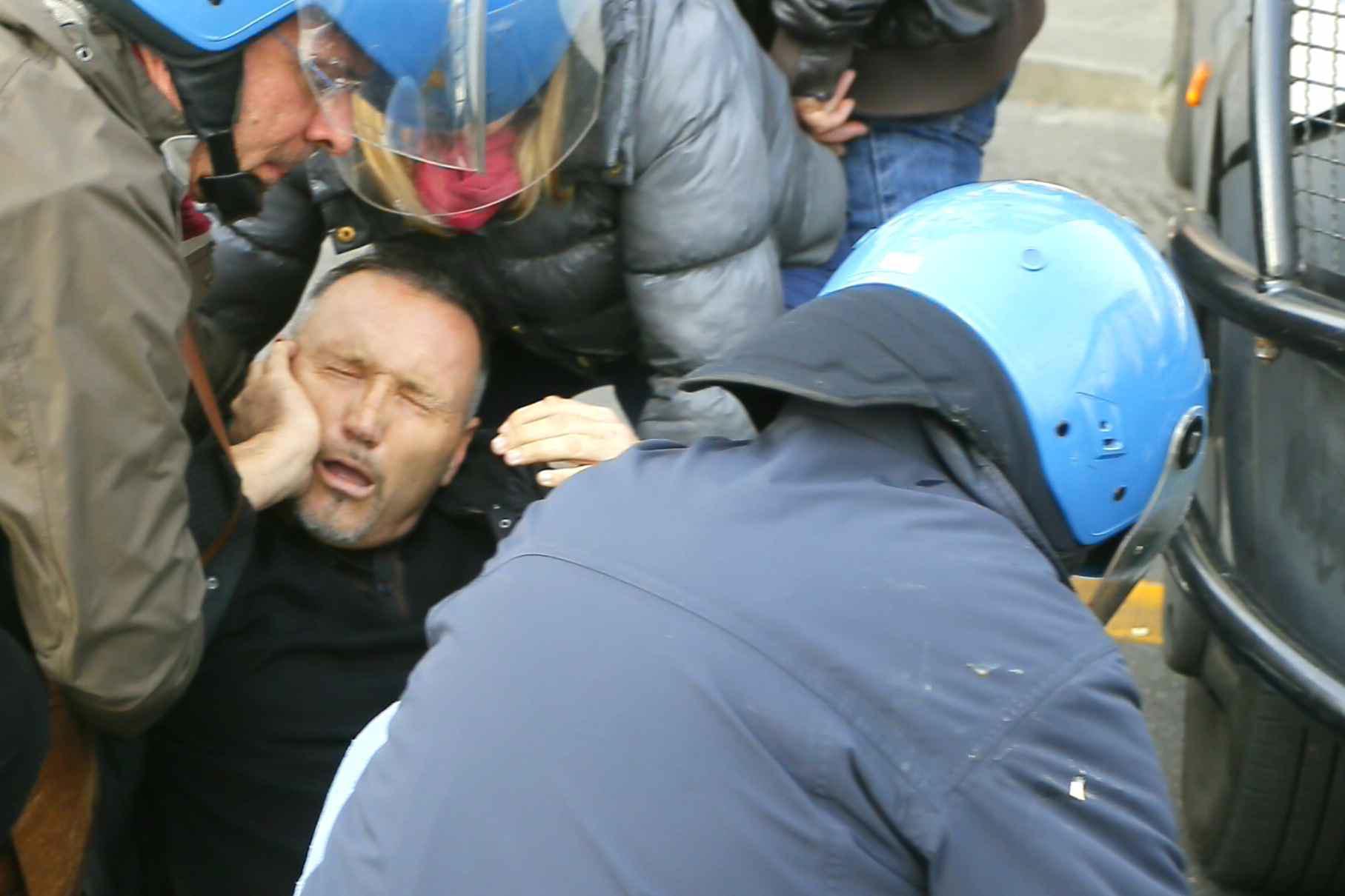 Il poliziotto ferito dalla bomba carta (Foto Muzzi)