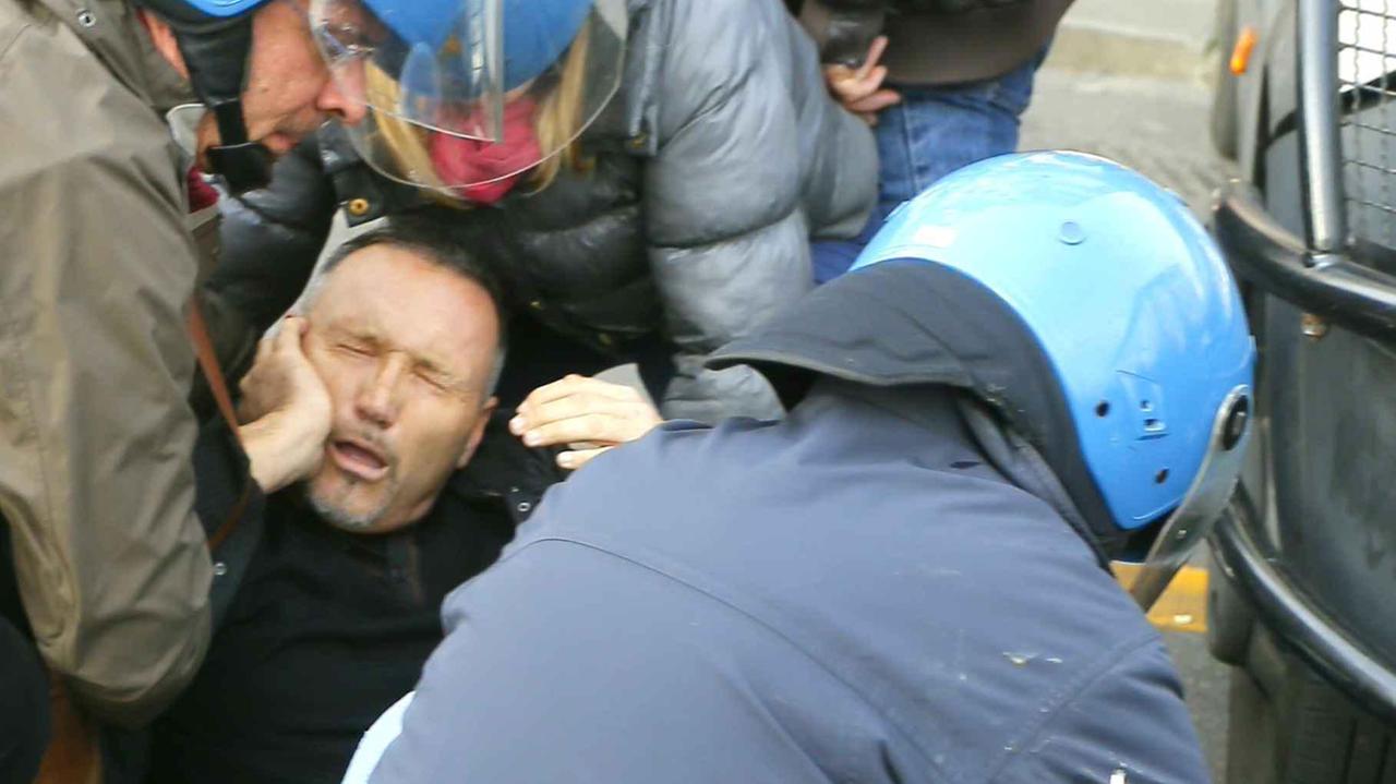 Il poliziotto ferito dalla bomba carta (Foto Muzzi)