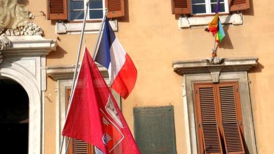 La bandiera francese sventola sul municipio di Livorno