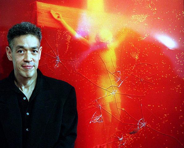 Il "Piss Christ" e l'autore Serrano