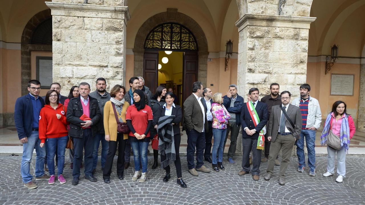 Il sit in di solidarietà alla Francia davanti al municipio di Grosseto (foto Bf)
