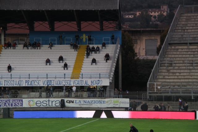 La bandiera francese listata a lutto al Lungobisenzio (foto Batavia)