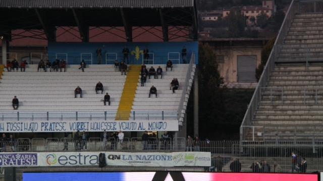 La bandiera francese listata a lutto al Lungobisenzio (foto Batavia)