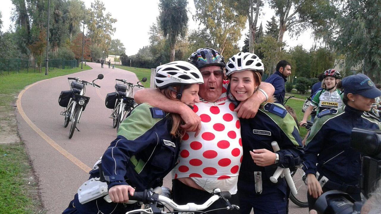 Giommaria Craboledda festeggiato dopo il record dell'ora