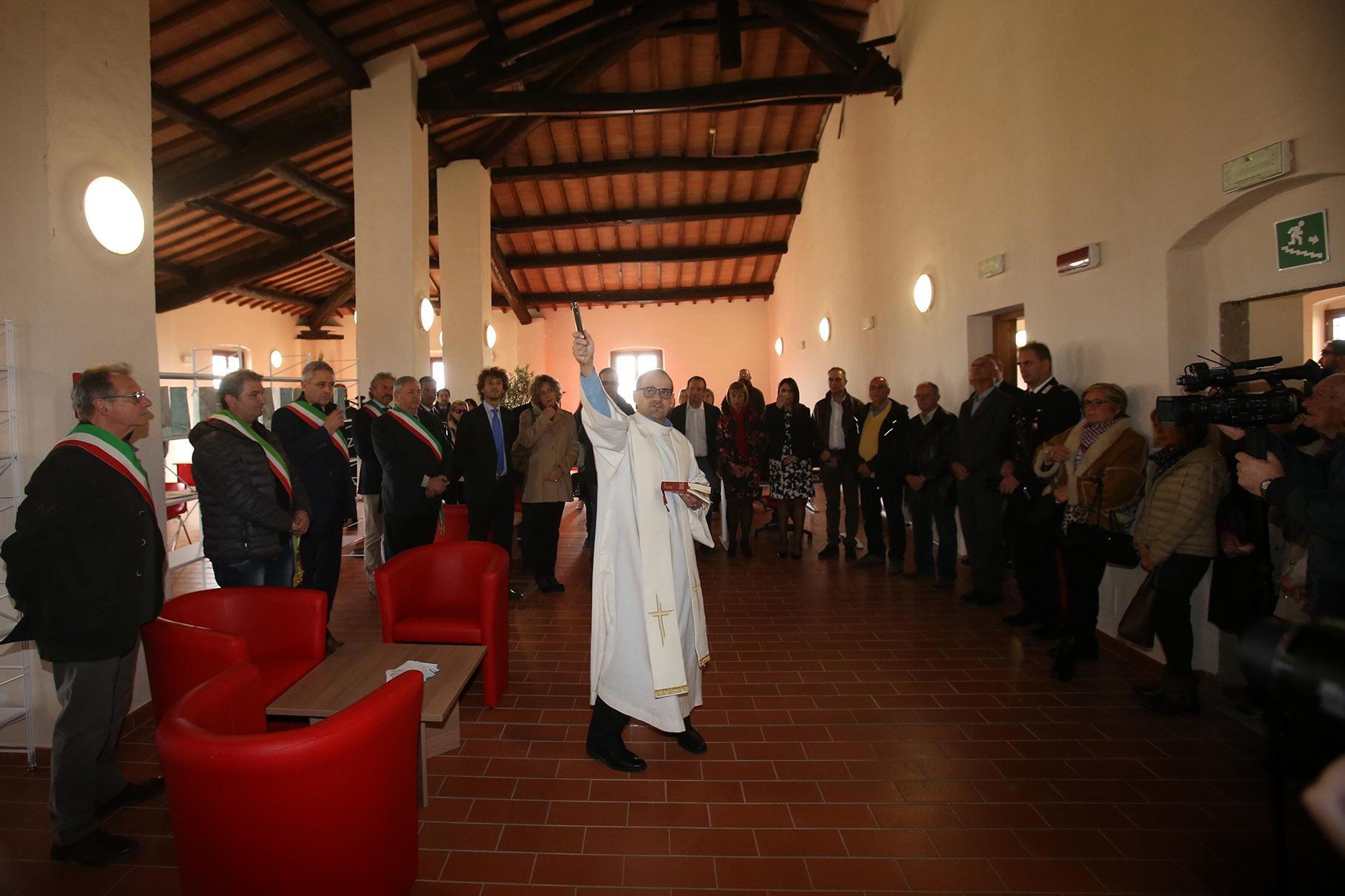La benedizione dell'ostello durante l'inaugurazione (foto Nucci)